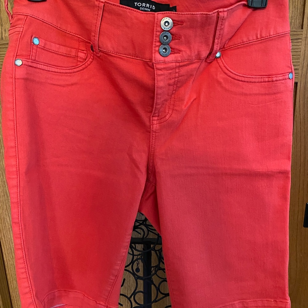 NWOT Torrid Jegging Denim Bermuda Shorts Stretch Coral Denim Size 14